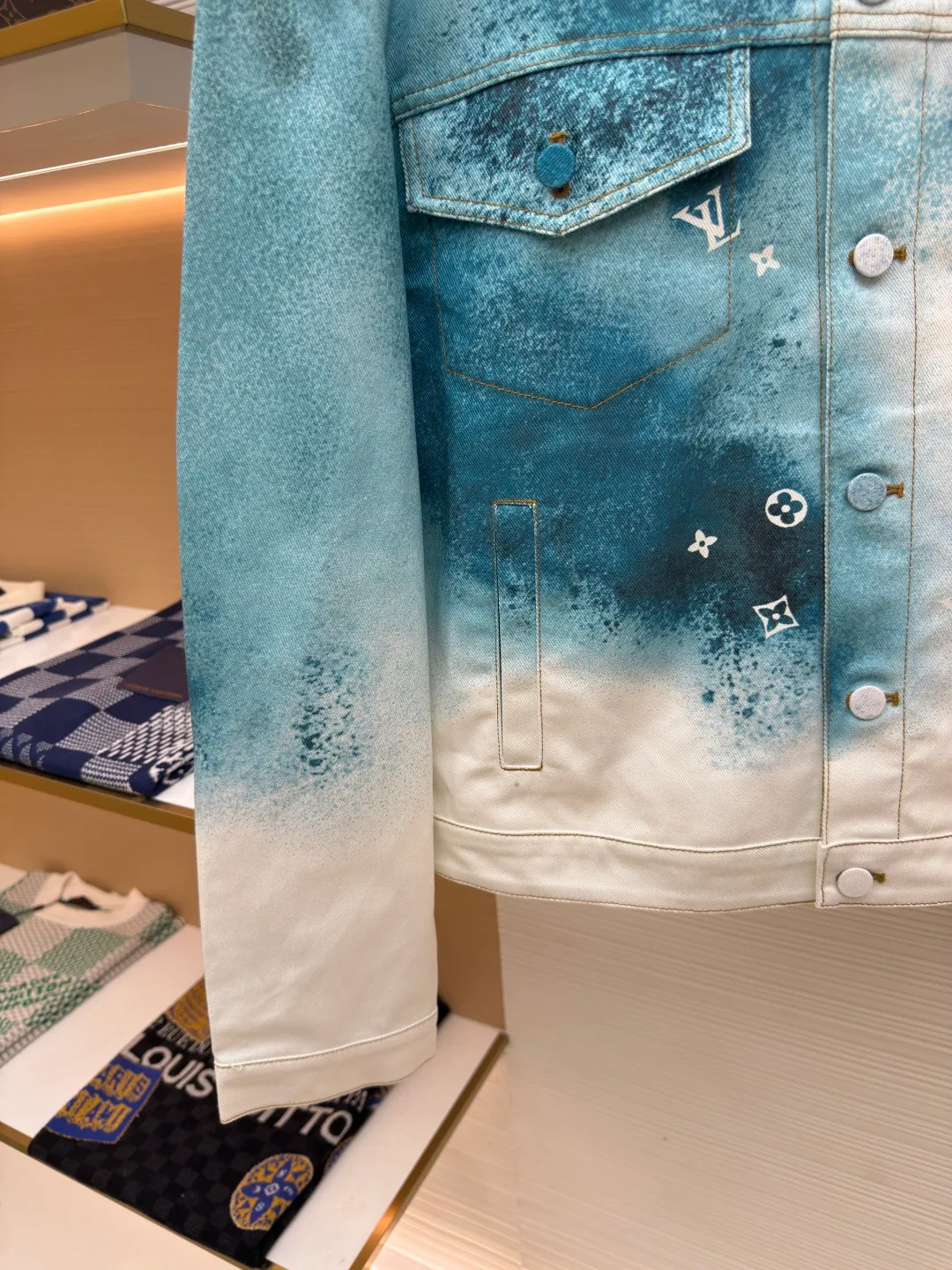 LOUIS VUITTON ink painting jacket ●Authentic product: Purchased and developed for 16900 ●Item number: 1680413-B90 ●Fabric: denim fabric ●Technology: made of semi-bleached fabric ●Version: loose version ●Weight: about 820 grams ●Size: 44-46-48-50 ●Description: The fabric is made of 7s*7s cotton twill gauze. Use semi-bleached fabric as the base, purchase Y version, scan the flower position and draw the print with PS, position the flower on the piece of cloth, add a red edge to the outer circle of the piece, accurately cut the piece with laser burning of the finished printed fabric, active digital direct-injection printing, white background water Ink painting gradient hollow letter effect, white gold aluminum alloy chain hanging from the genuine leather ears on the back collar, flat suede suede + hardware logo embossed leather plate on the back, and I-shaped buckles all made of gradient color cloth to match the color of the body part. The overall wiring is straight and delicate, the fabric is comfortable and soft, and the color is consistent without color difference. It can be matched with the same style to create a fashionable look and control various occasions. Customized accessories, complete with three standards, same style for men and women!